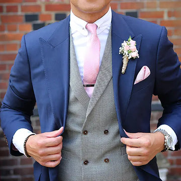What Color Waistcoat to Wear With a Navy Suit?